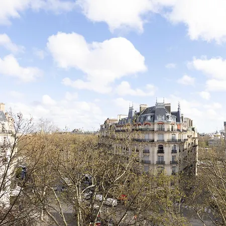 Spacious & Modern - Eiffel Tower Apartment
