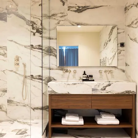 Spacious & Modern - Eiffel Tower Apartment Paris